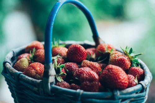 草莓的特写摄影 · 免费素材图片