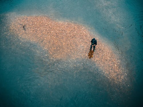在水体中穿黑色上衣的男人 · 免费素材图片