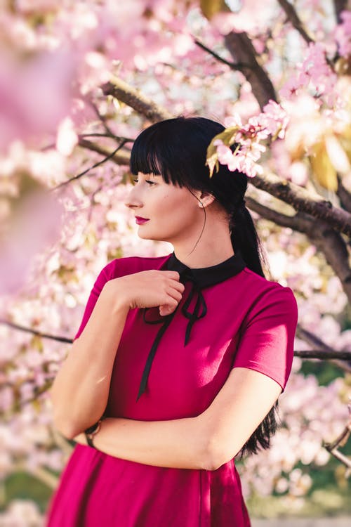 站在樱花树旁边的女人 · 免费素材图片