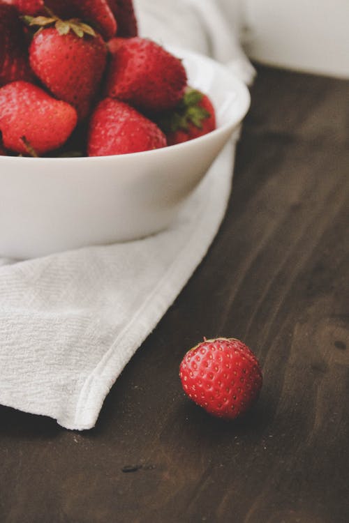 在白色的陶瓷碗红草莓 · 免费素材图片