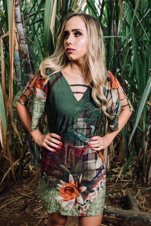 女士绿色和橙色连身裤 · 免费素材图片