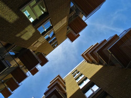 棕色混凝土建筑的低角度摄影 · 免费素材图片