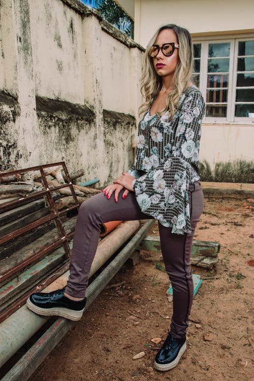 女人踩金属管 · 免费素材图片