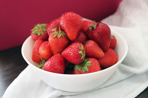 草莓白碗 · 免费素材图片