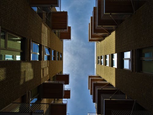 米色混凝土建筑的底视图 · 免费素材图片