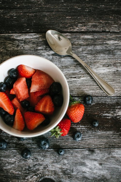 草莓和蓝莓在碗上的摄影 · 免费素材图片