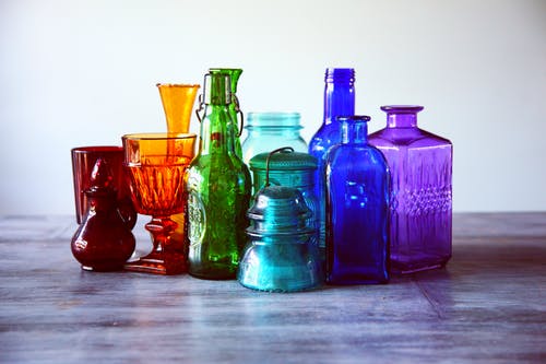 彩色半透明玻璃容器 · 免费素材图片