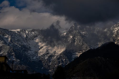 多云的天空下的雪山峰 · 免费素材图片