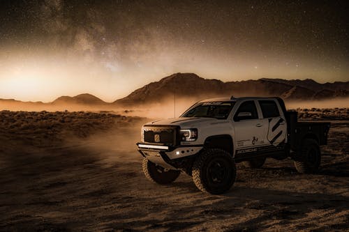 沙漠上的白色乘员室皮卡车 · 免费素材图片