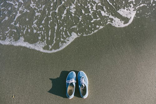 一双蓝色的鞋子在水体附近 · 免费素材图片