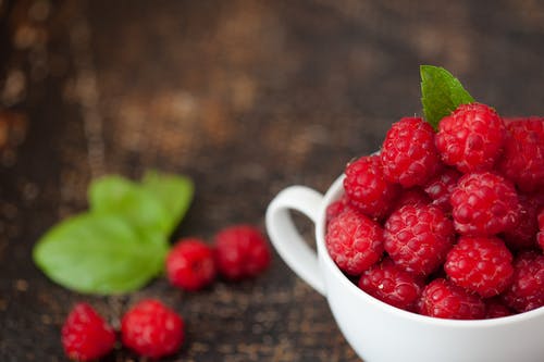 杯子里的红树莓 · 免费素材图片