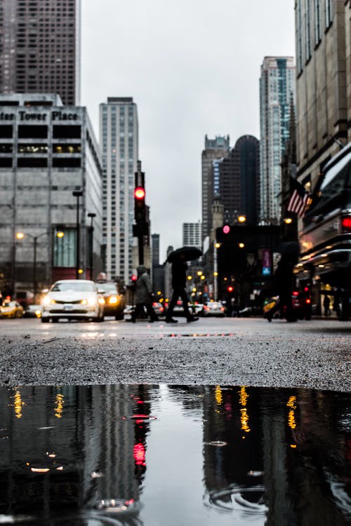 下雨时在路上行走的人 · 免费素材图片