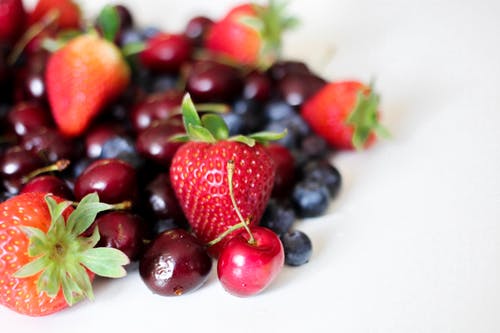 草莓和樱桃的特写摄影 · 免费素材图片