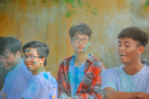 四个男孩与油漆站 · 免费素材图片