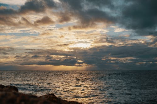在黎明时灰色多云的天空下的海 · 免费素材图片