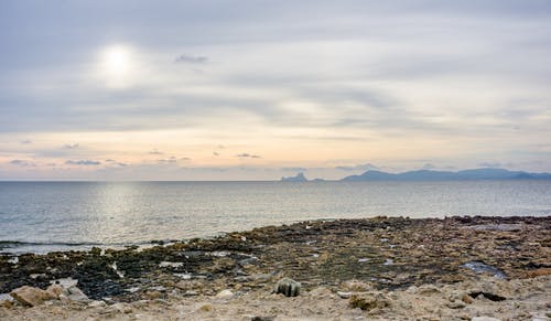 海边的灰色岩石 · 免费素材图片