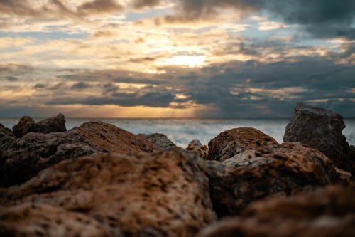 布朗岩俯瞰水体 · 免费素材图片