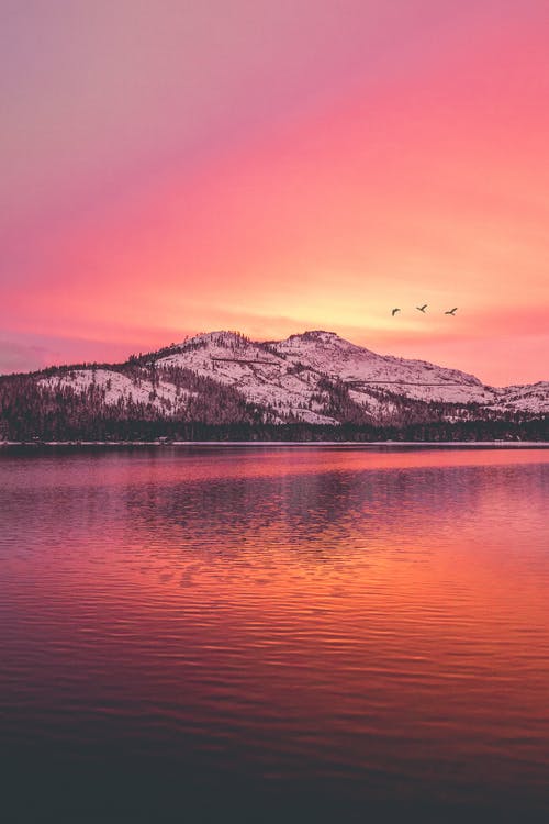 从水体山的景色 · 免费素材图片