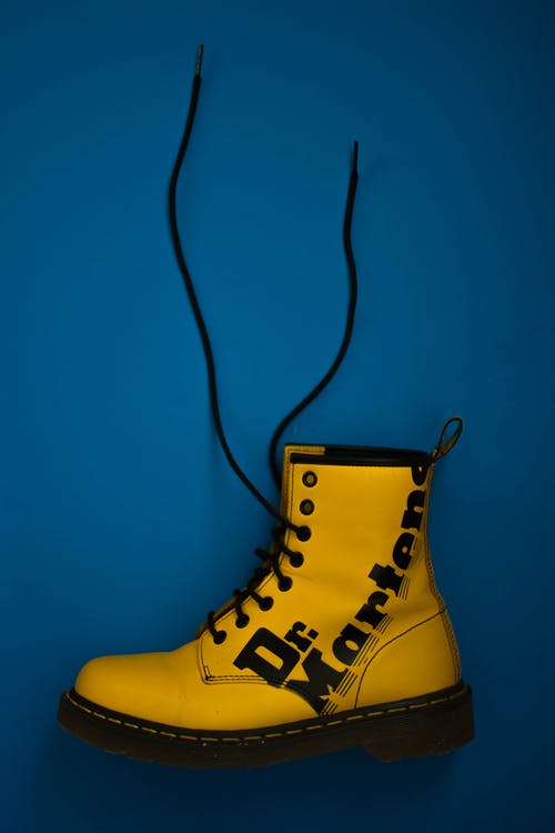 不匹配的黄色dr.Martens系带靴 · 免费素材图片