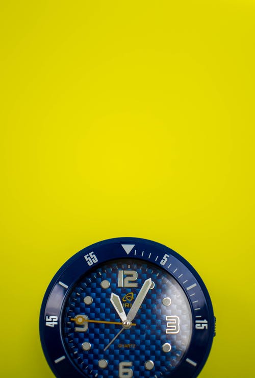 圆形蓝色模拟手表的特写照片 · 免费素材图片