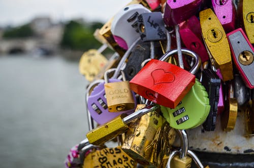 彩色金属钥匙 · 免费素材图片