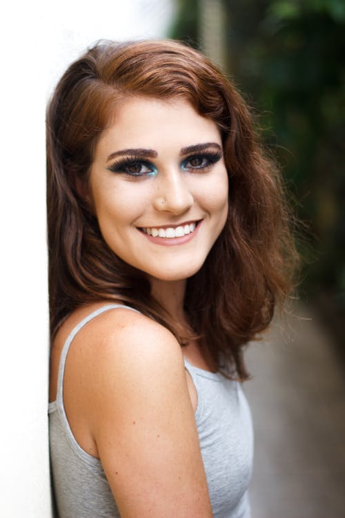 女人穿着灰色意大利面条表带上衣 · 免费素材图片