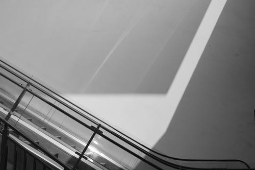 自动扶梯的黑白照片 · 免费素材图片