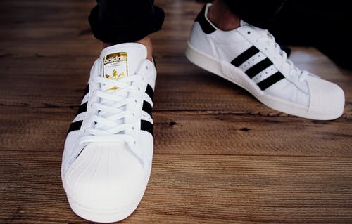 黑白两双adidas Superstars · 免费素材图片