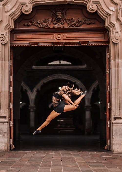 女人做芭蕾舞蹈的照片 · 免费素材图片