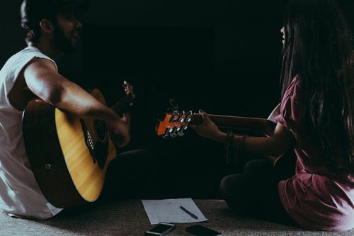 男人和女人弹吉他 · 免费素材图片