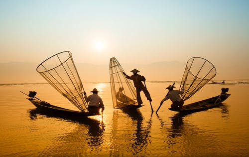 三名男子在水体上骑船 · 免费素材图片