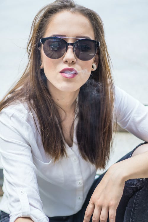 白色礼服衬衫的女人 · 免费素材图片