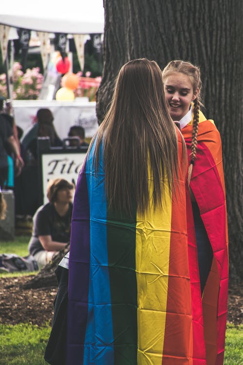 两个女人穿着彩虹斗篷的照片 · 免费素材图片