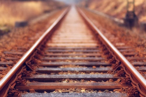 火车铁轨的浅焦点照片 · 免费素材图片