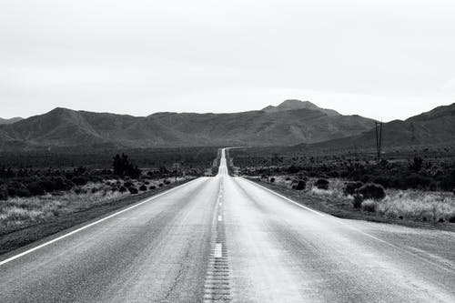 道路的灰度照片 · 免费素材图片