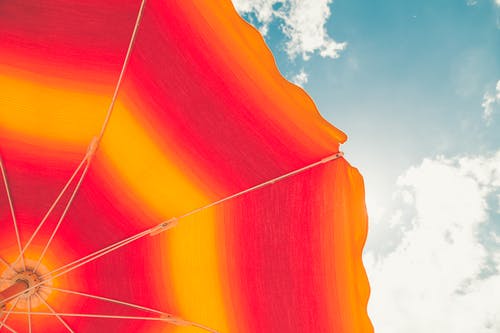 红色和橙色的伞的低角度照片 · 免费素材图片
