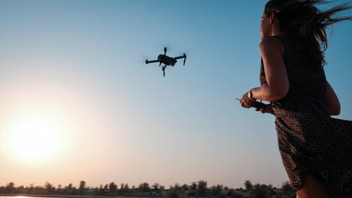女人控股无人驾驶无人机 · 免费素材图片