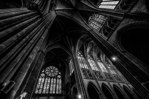 大教堂天花板的灰度摄影 · 免费素材图片