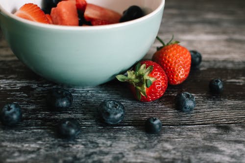 草莓水果和白色陶瓷碗 · 免费素材图片