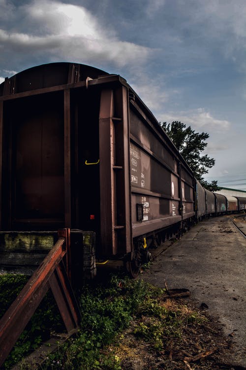 白云下的棕色和黑色火车 · 免费素材图片