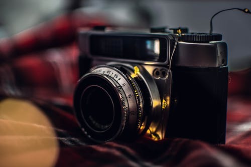 黑胶卷相机的选择性聚焦摄影 · 免费素材图片