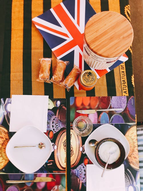 白色和棕色陶瓷罐 · 免费素材图片