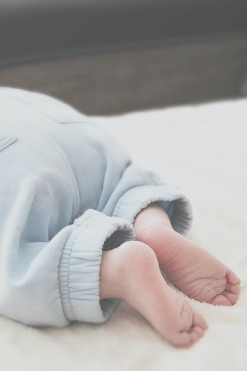 婴儿穿灰色裤子 · 免费素材图片
