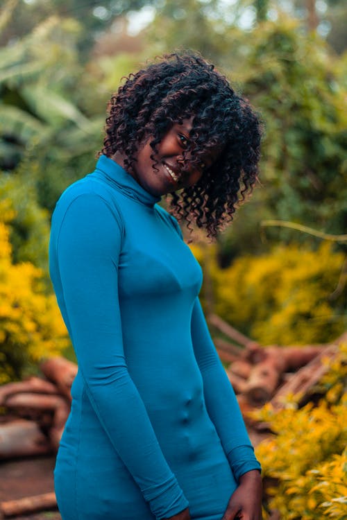 穿蓝色高领长袖上衣的女人的选择性焦点照片 · 免费素材图片