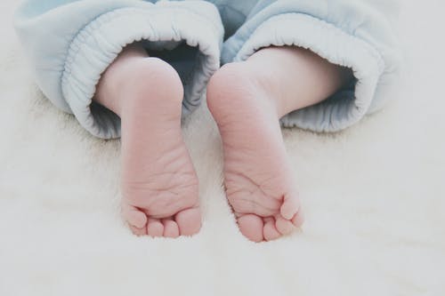 婴儿脚的特写摄影 · 免费素材图片
