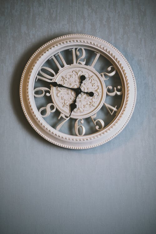 圆形白色模拟时钟显示时间 · 免费素材图片