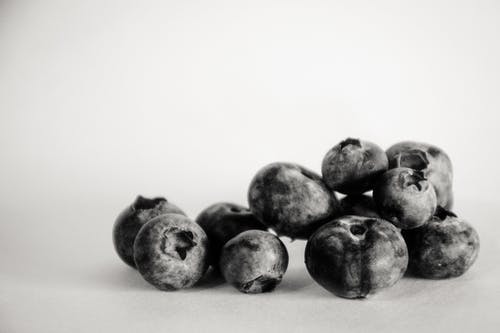 蓝莓的灰度摄影 · 免费素材图片
