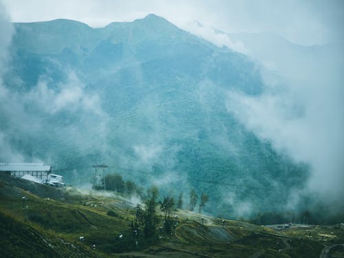 绿色和灰色的雾山 · 免费素材图片