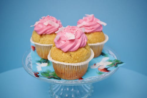 三个蛋糕，粉红色的糖衣 · 免费素材图片