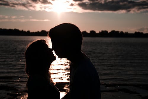 男人和女人接吻的剪影照片 · 免费素材图片